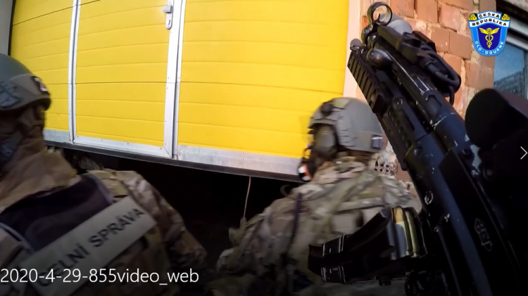 FOTOGALERIE: Policisté a celníci rozprášili gang výrobců nelegálních cigaret