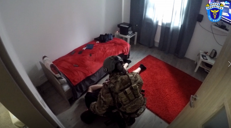 FOTOGALERIE: Policisté a celníci rozprášili gang výrobců nelegálních cigaret