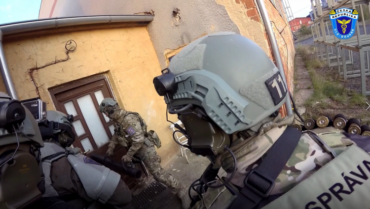 FOTOGALERIE: Policisté a celníci rozprášili gang výrobců nelegálních cigaret