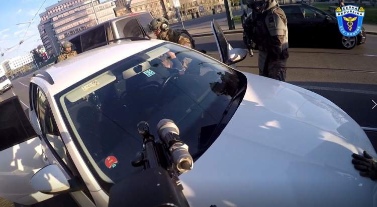 FOTOGALERIE: Policisté a celníci rozprášili gang výrobců nelegálních cigaret