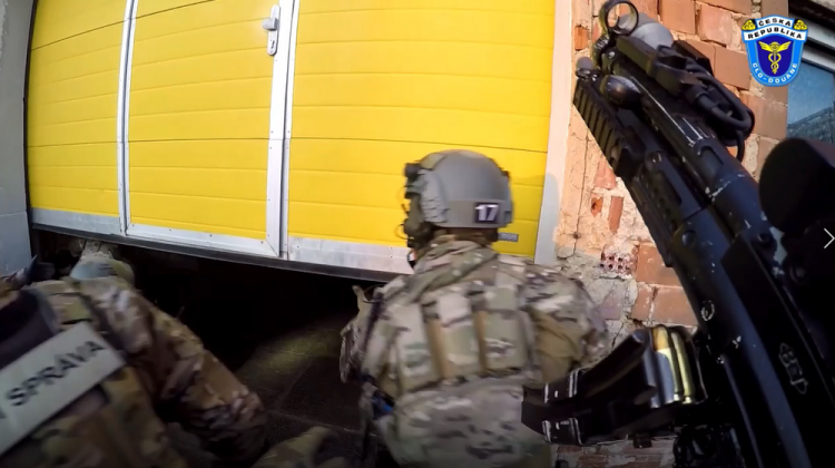 FOTOGALERIE: Policisté a celníci rozprášili gang výrobců nelegálních cigaret