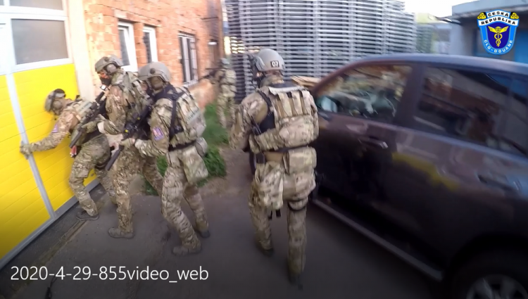 FOTOGALERIE: Policisté a celníci rozprášili gang výrobců nelegálních cigaret