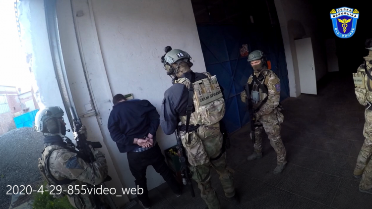 FOTOGALERIE: Policisté a celníci rozprášili gang výrobců nelegálních cigaret