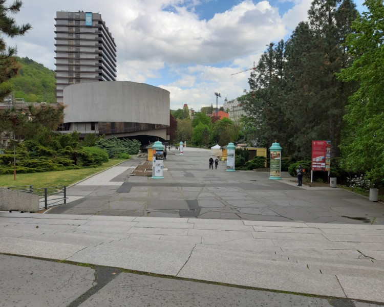 Na Karla IV. byste dnes v Karlových Varech čekali marně