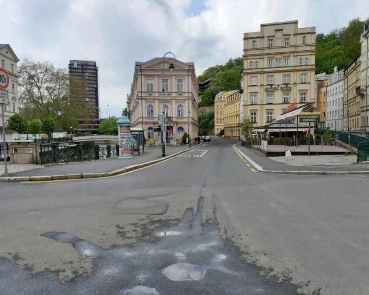 Na Karla IV. byste dnes v Karlových Varech čekali marně