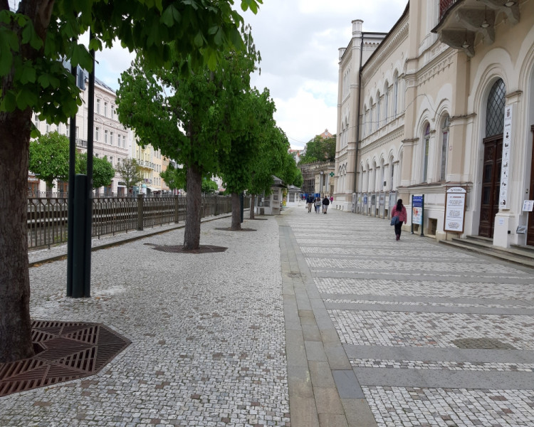 Na Karla IV. byste dnes v Karlových Varech čekali marně