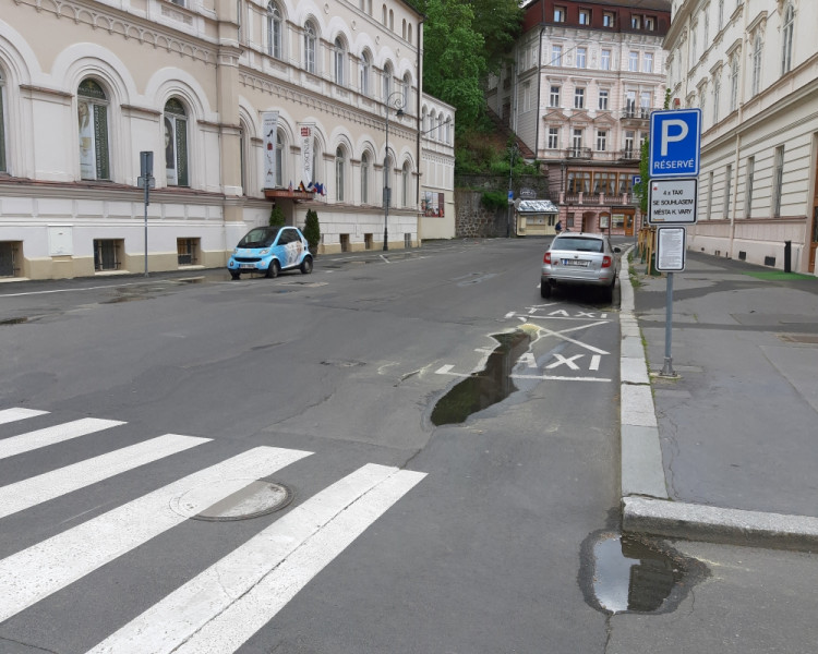 Na Karla IV. byste dnes v Karlových Varech čekali marně