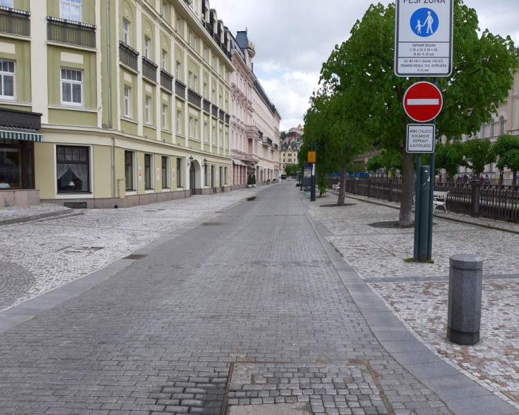 Na Karla IV. byste dnes v Karlových Varech čekali marně