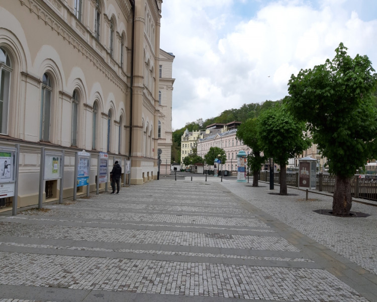 Na Karla IV. byste dnes v Karlových Varech čekali marně