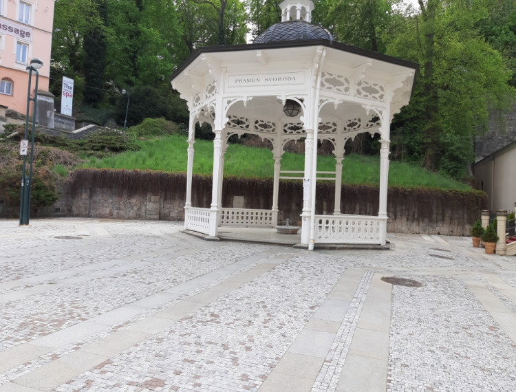 Na Karla IV. byste dnes v Karlových Varech čekali marně