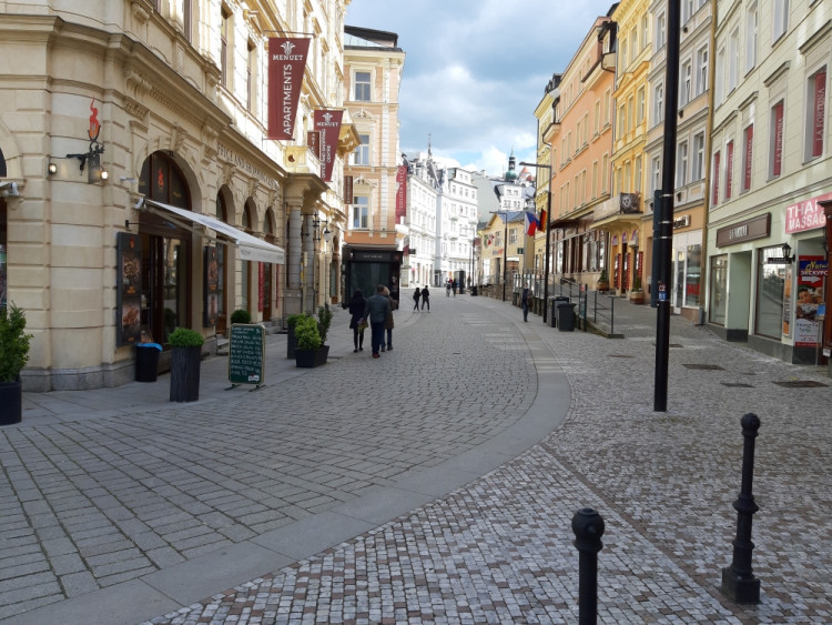 Na Karla IV. byste dnes v Karlových Varech čekali marně