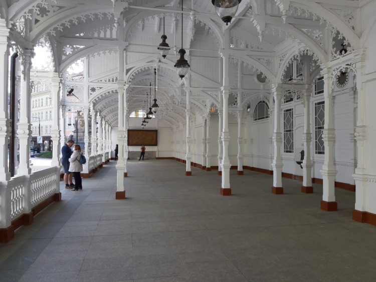 Na Karla IV. byste dnes v Karlových Varech čekali marně