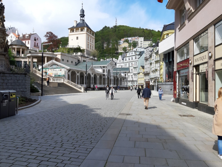 Na Karla IV. byste dnes v Karlových Varech čekali marně