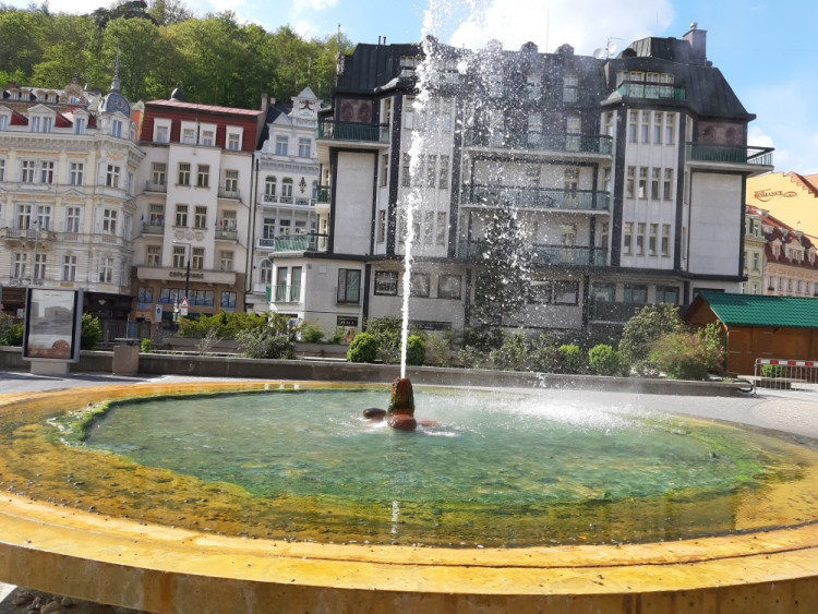 Na Karla IV. byste dnes v Karlových Varech čekali marně