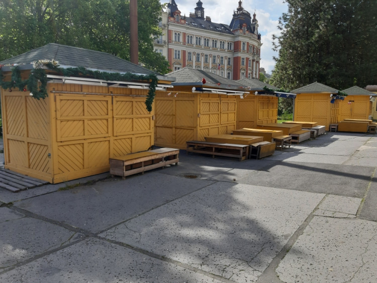 Na Karla IV. byste dnes v Karlových Varech čekali marně