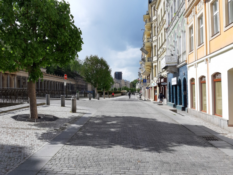 Na Karla IV. byste dnes v Karlových Varech čekali marně