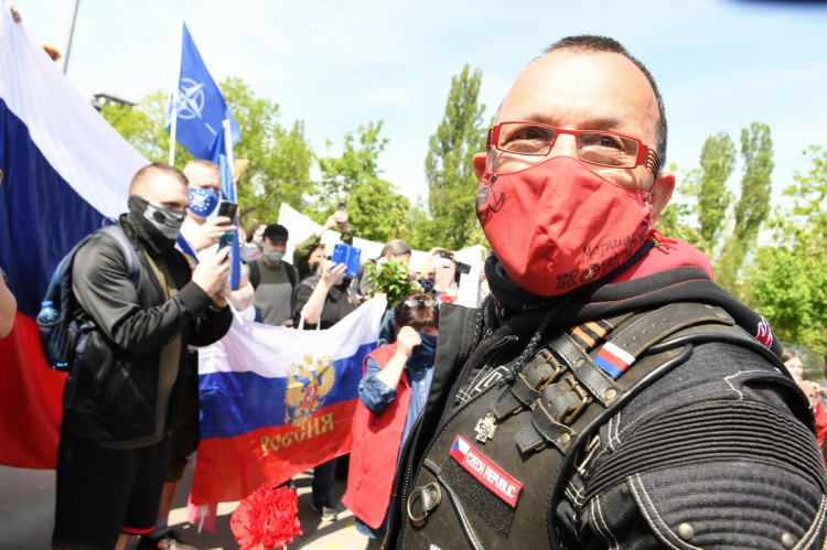 FOTOGALERIE: Čeští sympatizanti ruského motorkářského klubu Noční vlci přijeli na Olšanské hřbitovy