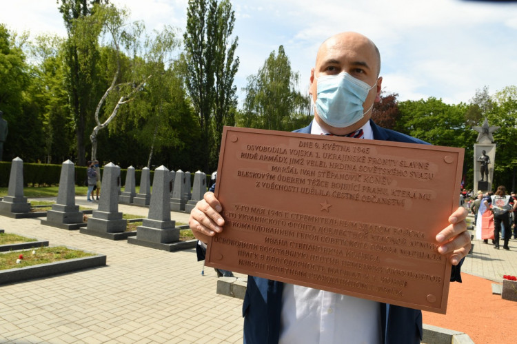 FOTOGALERIE: Čeští sympatizanti ruského motorkářského klubu Noční vlci přijeli na Olšanské hřbitovy