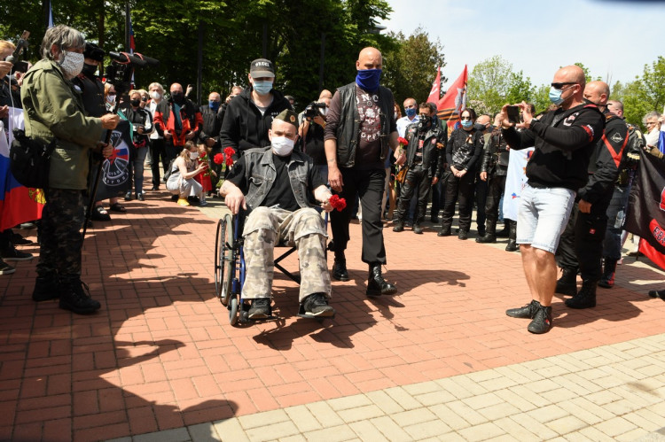 FOTOGALERIE: Čeští sympatizanti ruského motorkářského klubu Noční vlci přijeli na Olšanské hřbitovy