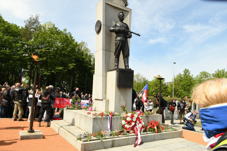 FOTOGALERIE: Čeští sympatizanti ruského motorkářského klubu Noční vlci přijeli na Olšanské hřbitovy