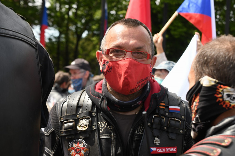 FOTOGALERIE: Čeští sympatizanti ruského motorkářského klubu Noční vlci přijeli na Olšanské hřbitovy