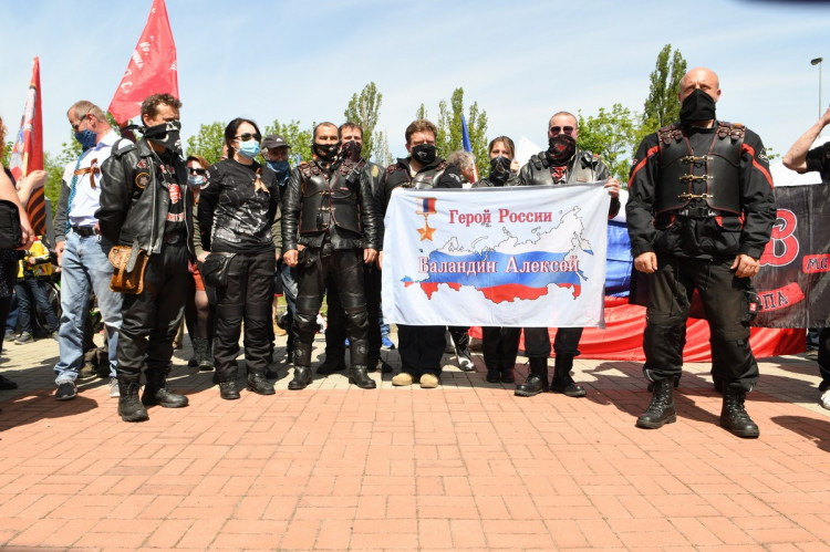 FOTOGALERIE: Čeští sympatizanti ruského motorkářského klubu Noční vlci přijeli na Olšanské hřbitovy