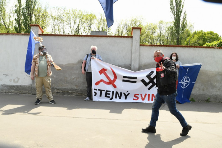 FOTOGALERIE: Čeští sympatizanti ruského motorkářského klubu Noční vlci přijeli na Olšanské hřbitovy