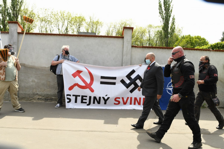 FOTOGALERIE: Čeští sympatizanti ruského motorkářského klubu Noční vlci přijeli na Olšanské hřbitovy