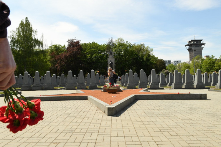 FOTOGALERIE: Čeští sympatizanti ruského motorkářského klubu Noční vlci přijeli na Olšanské hřbitovy