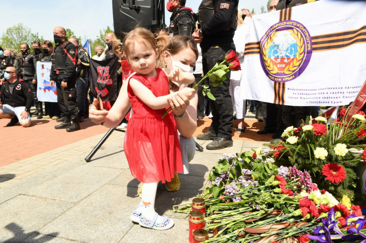 FOTOGALERIE: Čeští sympatizanti ruského motorkářského klubu Noční vlci přijeli na Olšanské hřbitovy
