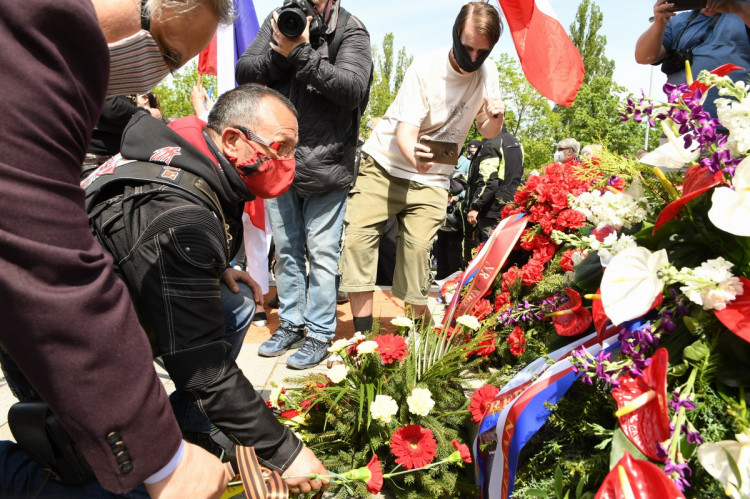 FOTOGALERIE: Čeští sympatizanti ruského motorkářského klubu Noční vlci přijeli na Olšanské hřbitovy