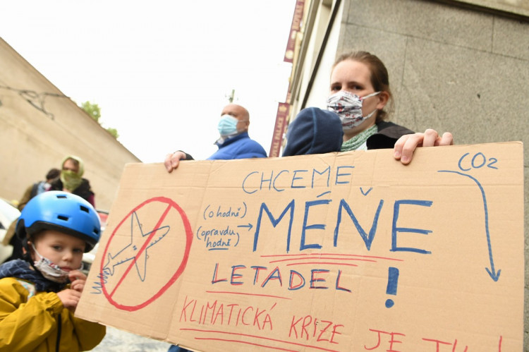 FOTOGALERIE: Aktivisté protestovali proti rozšiřování letiště. Posprejovali ministerstvo