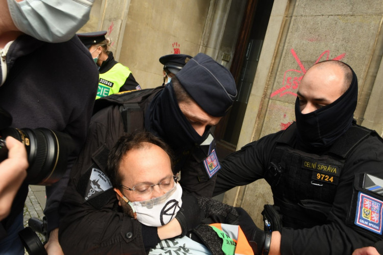 FOTOGALERIE: Aktivisté protestovali proti rozšiřování letiště. Posprejovali ministerstvo