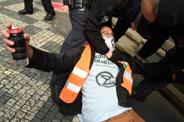FOTOGALERIE: Aktivisté protestovali proti rozšiřování letiště. Posprejovali ministerstvo
