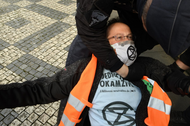 FOTOGALERIE: Aktivisté protestovali proti rozšiřování letiště. Posprejovali ministerstvo