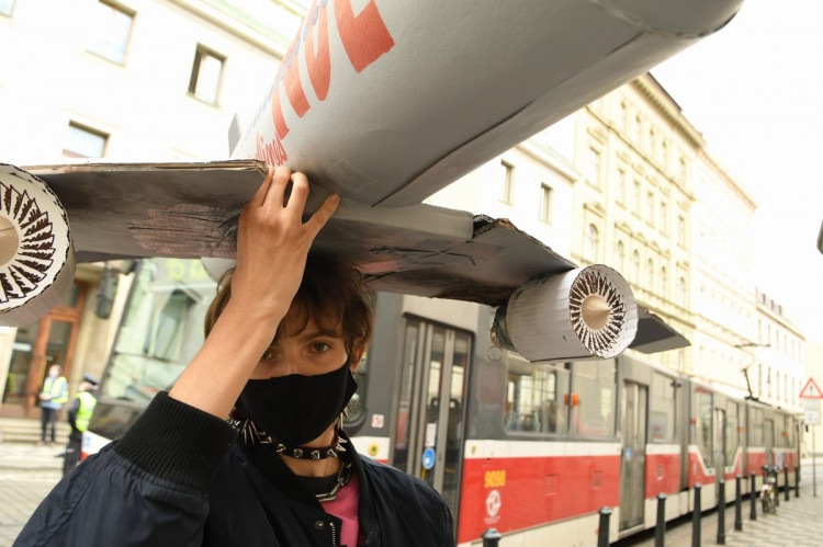 FOTOGALERIE: Aktivisté protestovali proti rozšiřování letiště. Posprejovali ministerstvo