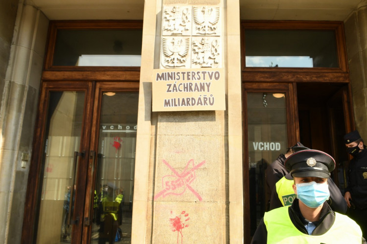 FOTOGALERIE: Aktivisté protestovali proti rozšiřování letiště. Posprejovali ministerstvo