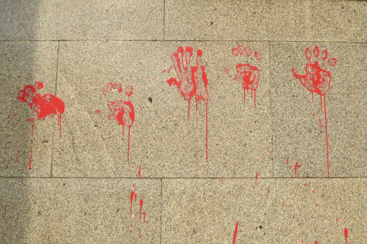 FOTOGALERIE: Aktivisté protestovali proti rozšiřování letiště. Posprejovali ministerstvo