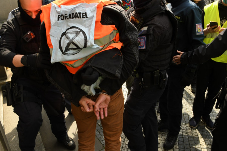 FOTOGALERIE: Aktivisté protestovali proti rozšiřování letiště. Posprejovali ministerstvo