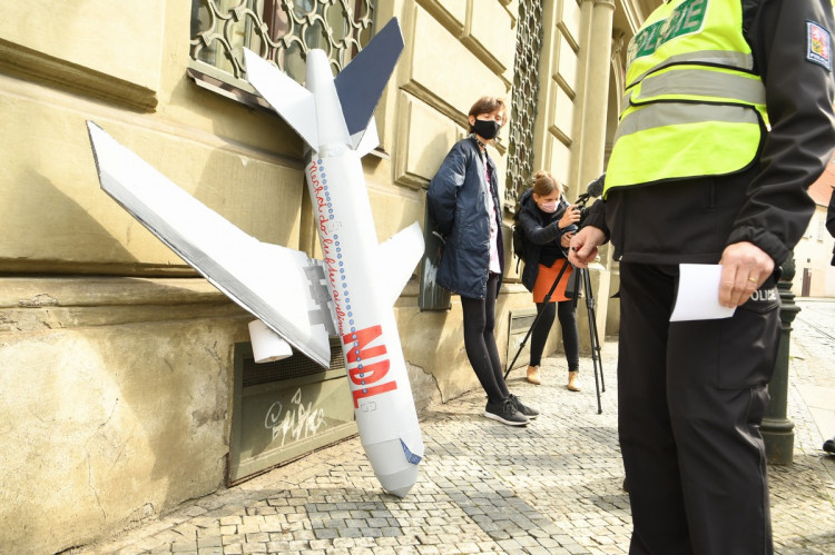FOTOGALERIE: Aktivisté protestovali proti rozšiřování letiště. Posprejovali ministerstvo