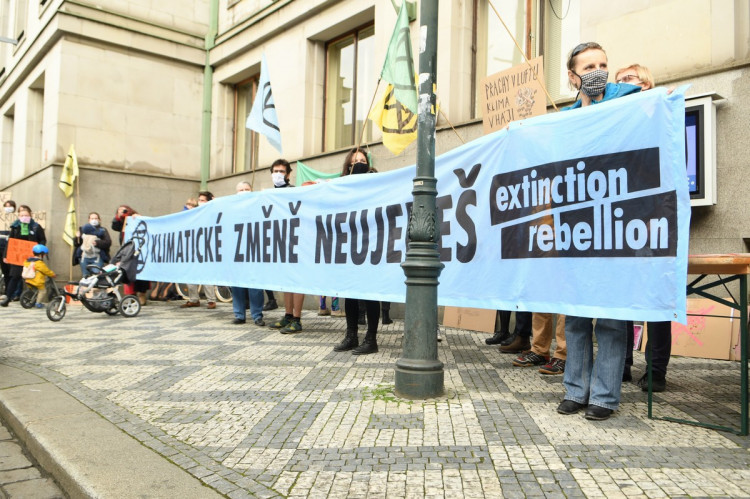 FOTOGALERIE: Aktivisté protestovali proti rozšiřování letiště. Posprejovali ministerstvo