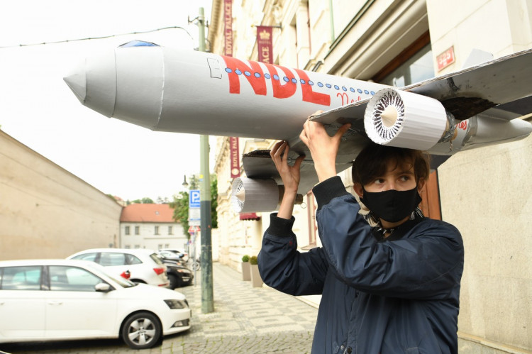 FOTOGALERIE: Aktivisté protestovali proti rozšiřování letiště. Posprejovali ministerstvo