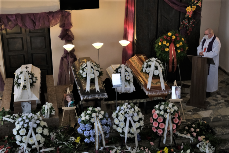 FOTOGALERIE: Pohřeb čtyř obětí tragické dopravní nehody v Nýřanech