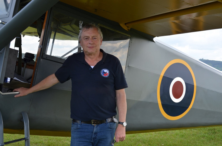 pilot Adolf Valášek u letounu Stinson AT 19B