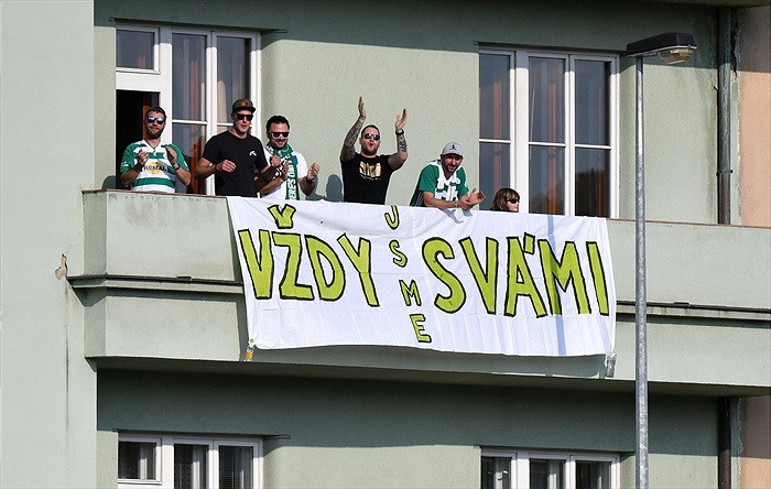 Fanoušci Bohemky vzali útokem balkony, štafle i strom