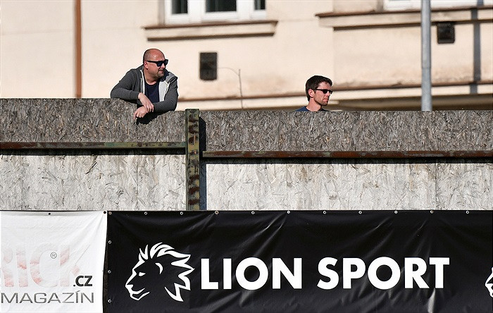 Fanoušci Bohemky vzali útokem balkony, štafle i strom