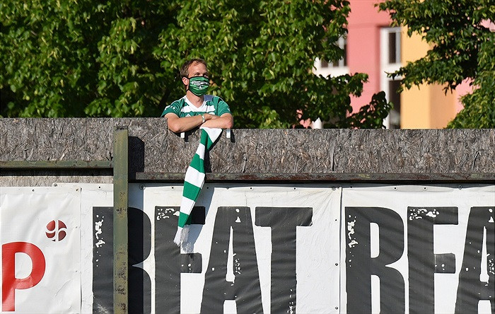 Fanoušci Bohemky vzali útokem balkony, štafle i strom