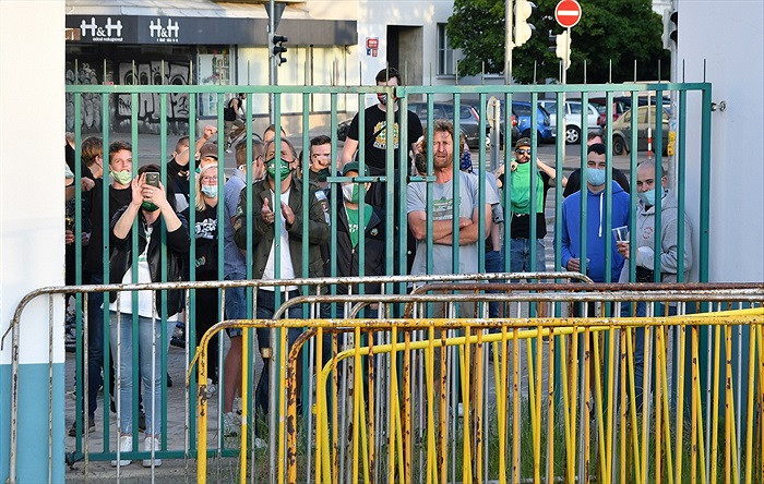 Fanoušci Bohemky vzali útokem balkony, štafle i strom