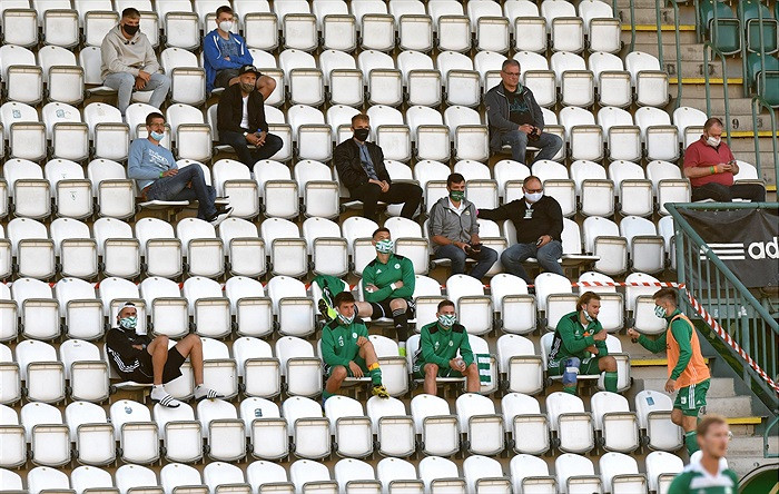 Fanoušci Bohemky vzali útokem balkony, štafle i strom