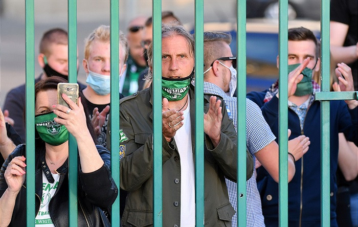 Fanoušci Bohemky vzali útokem balkony, štafle i strom